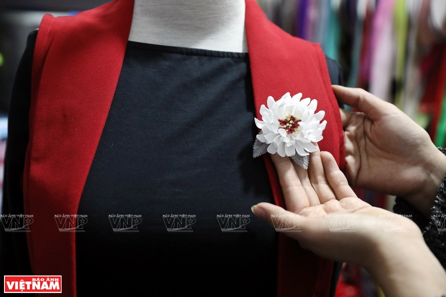 Las hermosas flores hacen que el atuendo sea más elegante y lujoso (Foto: VNA)