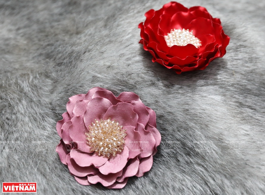 Los broches de flores son hechos con diferentes materiales, estilos y colores (Foto: VNA)