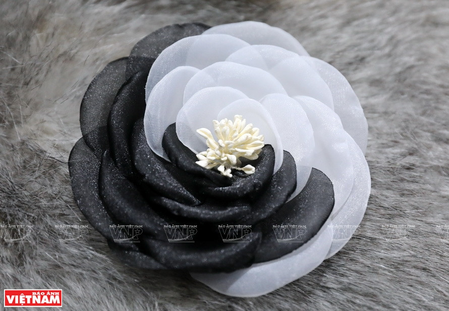 Los broches de flores son hechos con diferentes materiales, estilos y colores (Foto: VNA)
