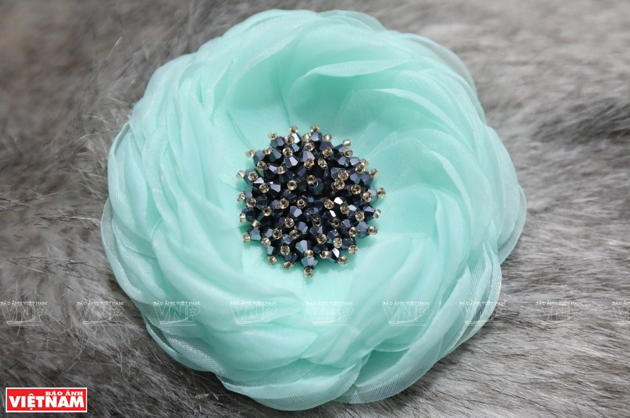 Los broches de flores son hechos con diferentes materiales, estilos y colores (Foto: VNA)