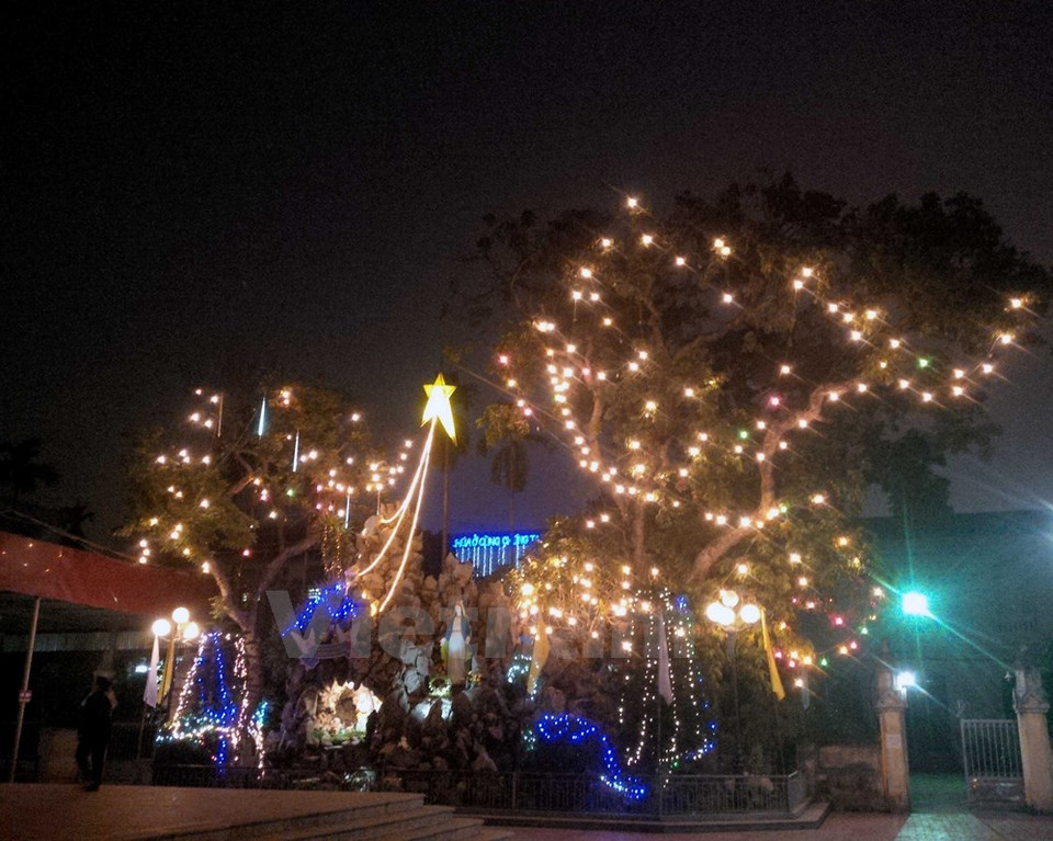 Luces aluminan la Iglesia Phung Khoang (Fuente: VNA)