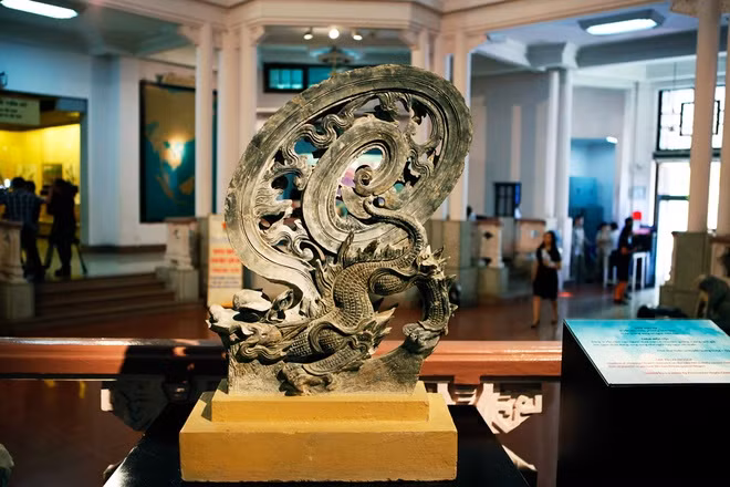 Se creía que llovería cada vez que este animal bate la cola sobre las olas. Por eso se lo encuentra con frecuencia en las obras arquitectónicas con la intención de prevenir incendios. (Fuente: vnexpress)