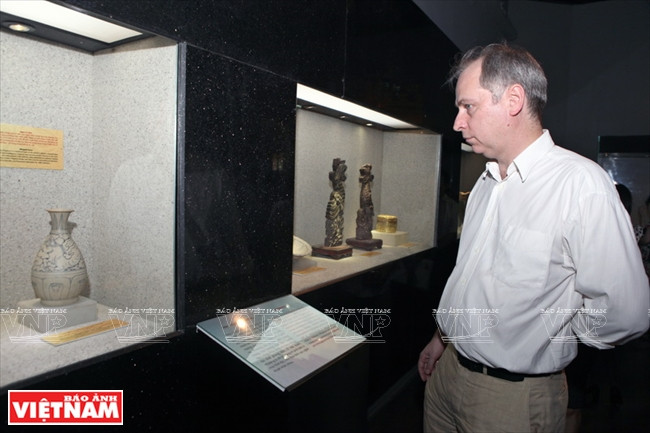 Visitantes extranjeros en la exhibición.