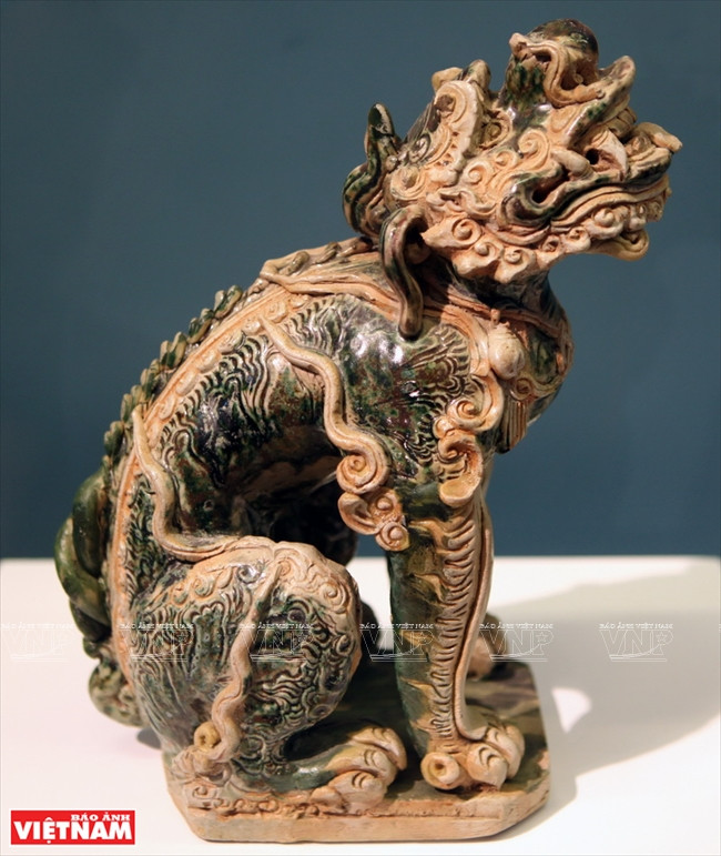 Un nghê de cerámica de esmalte verde, datado del siglo XVII. Es una combinación del león, el perro feroz y el búfalo. (Fuente: VNA)