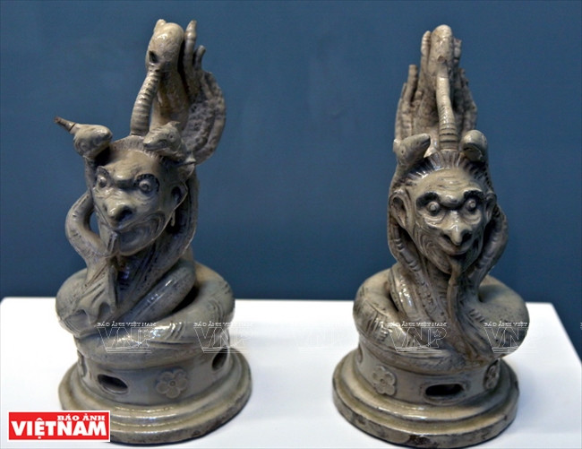 Estatuas de serpiente con la cabeza del ser humano. El objeto proviene de la dinastía Nguyen. (Fuente: VNA)