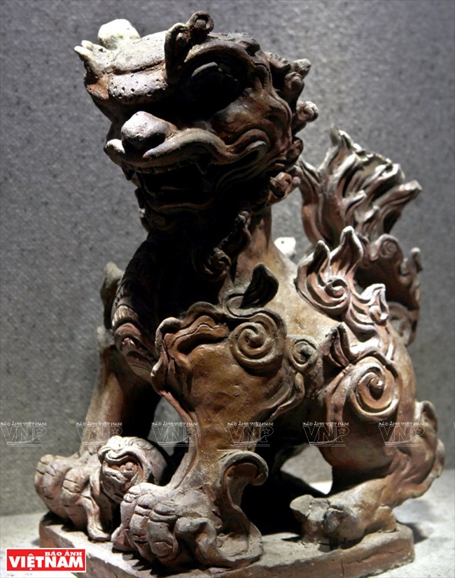 Un león de cerámica, siglo XVIII – XIX. Es el protector de las antiguas construcciones. (Fuente: VNA)