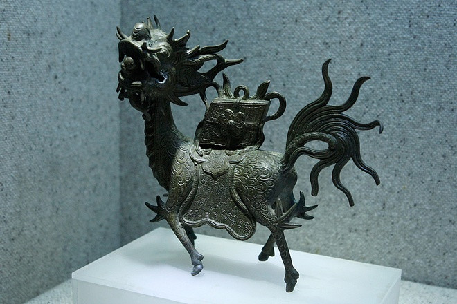 La transformación entre el dragón y el caballo simboliza la evolución de los seres y cosas del universo. (Fuente: vnexpress)