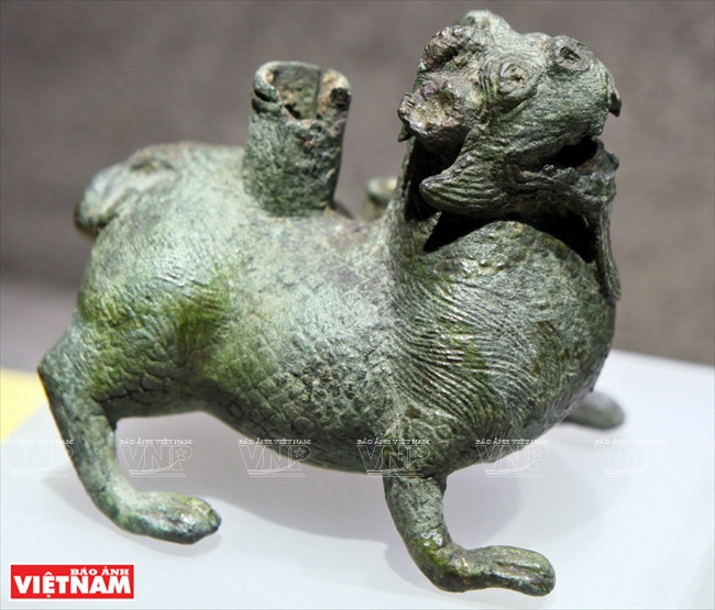 Un “tích tà” de bronce, siglo I – III. Es un animal mítico de origen oriental, que adopta la figura de un león con alas, capaz de expulsar a los males espíritus. (Fuente: VNA)