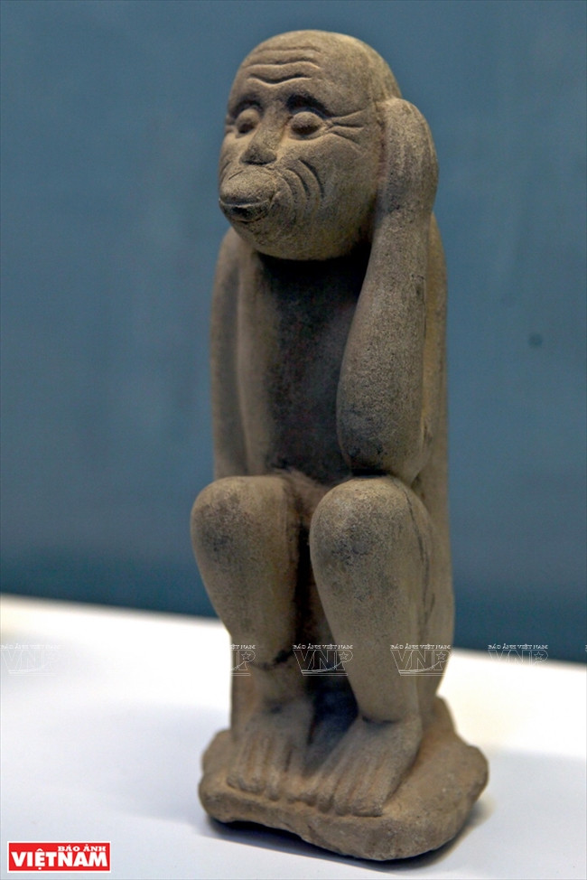 Mono tapándose los oídos en “Los tres Monos Sabios”, datada de la dinastía Ly (1010 - 1225) (Fuente: VNA)