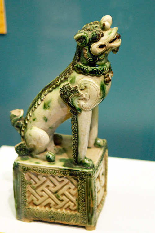 Se suele encontrar una pareja de Nghê protegiendo las puertas de sagrados lugares como templos y pagodas, incluso la entrada de las aldeas. (Fuente: vnexpress)