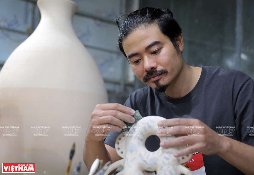 El artista Bui Quoc Khanh ha creado personajes contemporáneos a partir de cerámicas, que se consideran estructuras limitadas y frágiles, a partir de las cuales insuflar vida a un trabajo minucioso hasta el más mínimo detalle (Foto: VNA)
