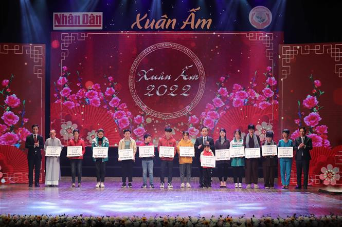 Se otorgan becas a estudiantes en situaciones difíciles con excelentes logros académicos en el programa “Primavera Cálida 2022” ”, organizado por la Televisión y el Periódico de Nhan Dan (Foto: VNA)