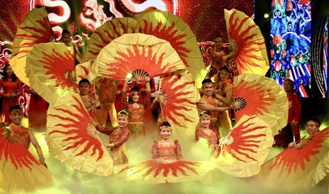 Un espectáculo de baile con abanicos en el programa artístico “Primavera de la Patria 2022” (Foto: VNA)