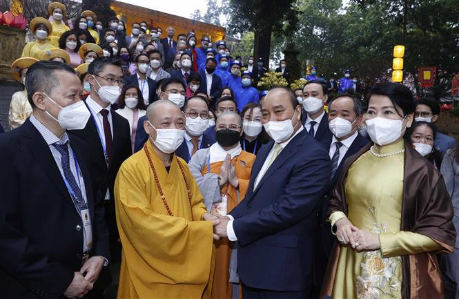 El presidente Nguyen Xuan Phuc y su cónyuge y vietnamitas en el extranjero en el programa “Primavera de la Patria 2022” ofrendan inciensos en el Palacio Kinh Thien, Ciudadela Imperial de Thang Long, en Hanoi (Foto: VNA)
