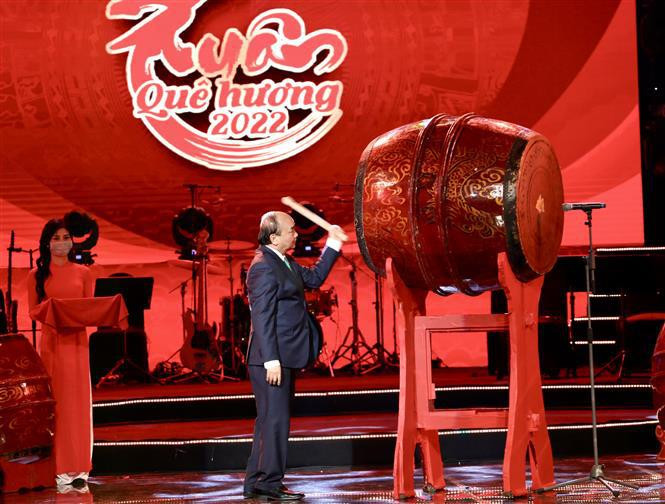 El presidente vietnamita, Nguyen Xuan Phuc, toca el tambor para dar bienvenida al Año Nuevo Lunar en el programa “Primavera de la Patria 2022” (Foto: VNA)
