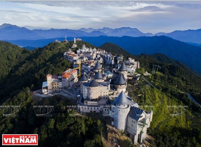 El área turística de Ba Na Hills se construyó en la cima de la montaña de la pagoda de Ba Na con una altitud de mil 487 metros sobre el nivel del mar (Foto: VNA)
