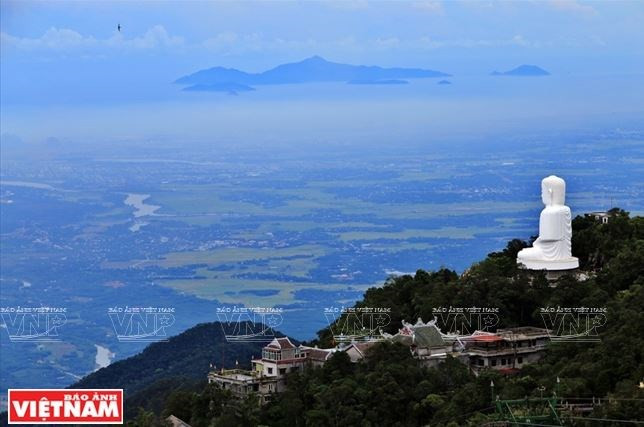 Desde la cima de Ba Na, los visitantes pueden contemplar una vista panorámica de la hermosa ciudad de Da Nang (Foto: VNA)