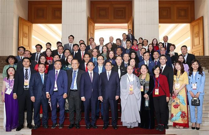 El primer ministro Pham Minh Chinh y vietnamitas en el extranjero asisten al programa artístico “Primavera de la Patria 2022” (Foto: VNA)