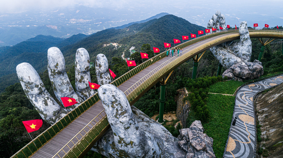 Izan la bandera nacional en el Puente Dorado en Sun World Ba Na Hills para dar la bienvenida a los turistas después del periodo de cierre debido a la pandemia (Foto: VNA)