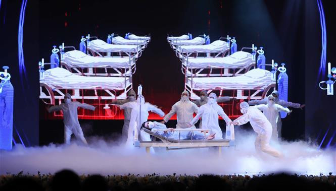 Un espectáculo en el programa “Primavera Cálida 2022”, organizado por la Televisión y el Periódico de Nhan Dan (Foto: VNA) 