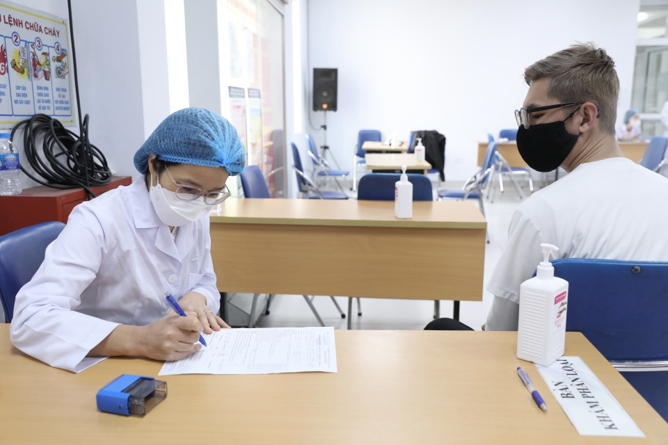 Área de control previo a la vacunación en el sitio de inmunización, distrito de Hai Ba Trung, en Hanoi (Foto: VNA)