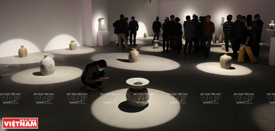 Con el uso sutil de la luz, la exposición agrega más belleza a las obras de cerámica ( Foto: VNA)