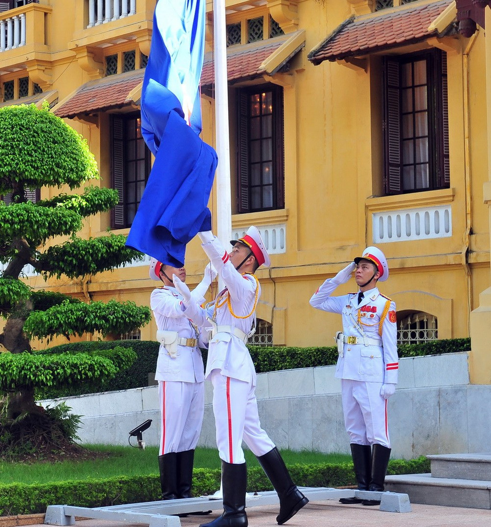 La ceremonia de izamiento de banderas en la sede del Ministerio de Asuntos Exteriores en Hanoi (Fuente: VNA)
