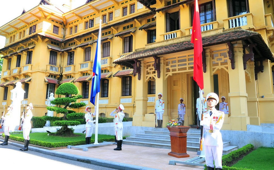 La ceremonia de izamiento de banderas en la sede del Ministerio de Asuntos Exteriores en Hanoi (Fuente: VNA)