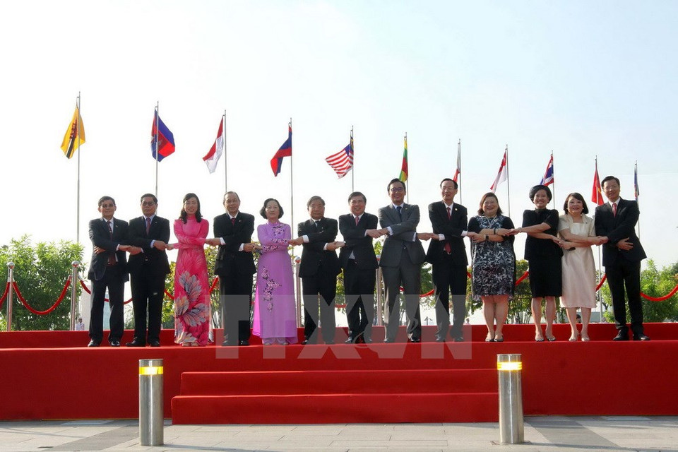 El presidente del Comité Popular de Ciudad Ho Chi Minh, Nguyen Thanh Phong, y los cónsules generales de los países miembros de la ASEAN (Fuente: VNA)