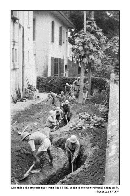 Excanvaban trincheras en el Palacio de Tonkín (Bac Bo Phu, otrora sede del gobierno colonialista y luego ocupada por el ejército revolucionario tras la levantamiento general de Agosto de 1945), en preparativo de la resistencia (Foto de archivo)