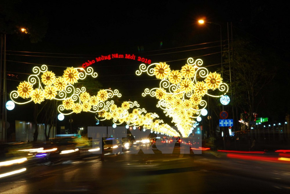 Las calles céntricas de la urbe son adornadas para saludar Navidad y el Año Nuevo (Fuente: VNA)