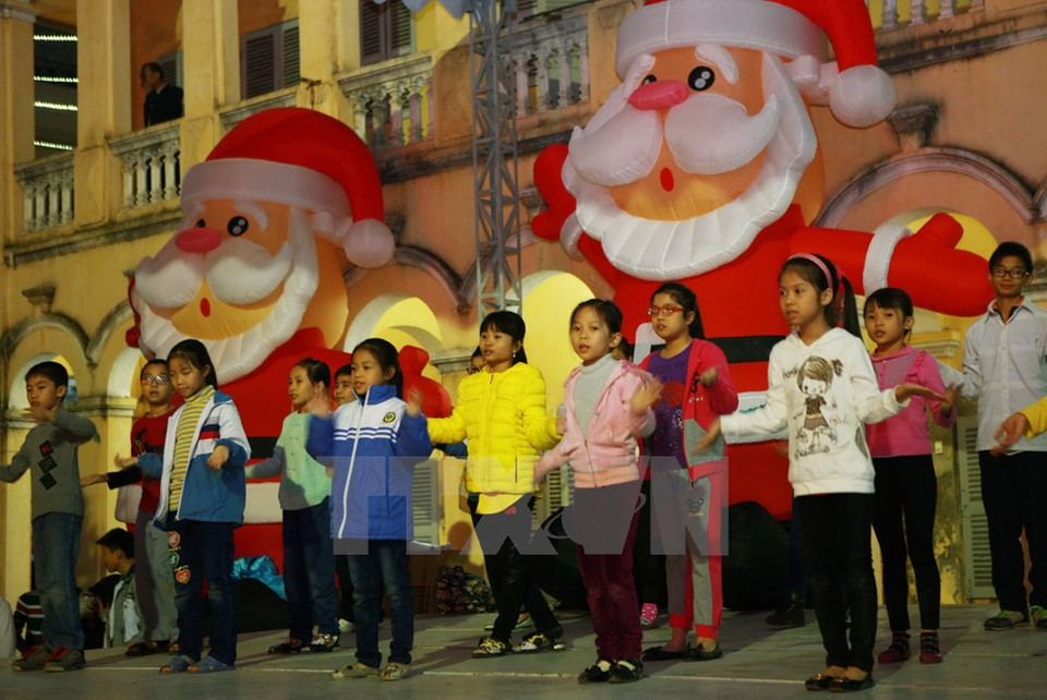 Niños practican para cantar en la Nochebuena en la Iglesia Tan An, ciudad norteña de Hai Phong (Fuente: VNA)