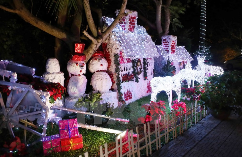 Objetos ornamentales en la ciudad central de Da Nang (Fuente: VNA)