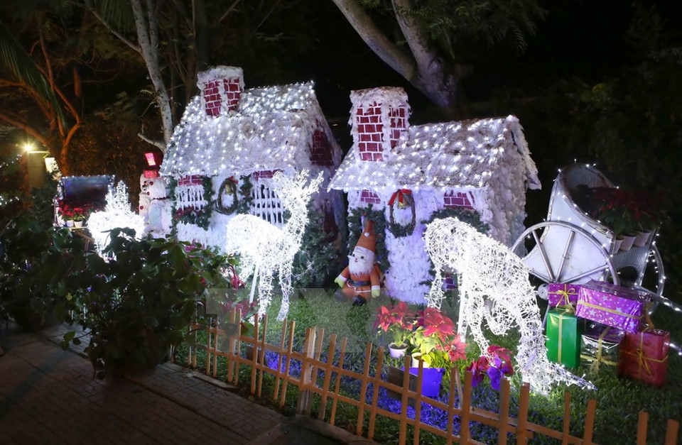 Objetos ornamentales en la ciudad central de Da Nang (Fuente: VNA)