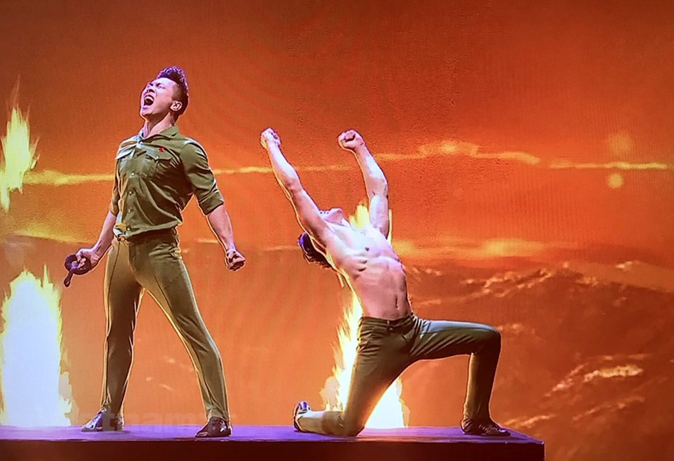 Los acróbatas batieron en 2016 el récord Guinness de ascenso en equilibrio cabeza con cabeza al subir los 90 escalones de la Catedral de Santa María de Girona, de la homónima ciudad española, en solo 52 segundos (Fuente: VNA)