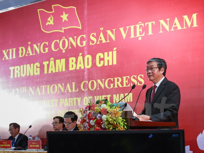 El miembro del Buró político y el Secretariado del Comité Central del Partido y jefe del Departamento de Propaganda y Educación, Dinh The Huynh, preside la rueda de prensa sobre el XII Congreso (Fuente: VNA)