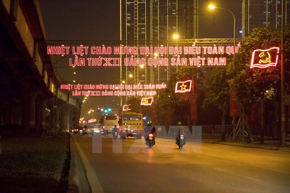 Pancartas de luces al saludo del XII Congreso en Hanoi (Fuente: VNA)