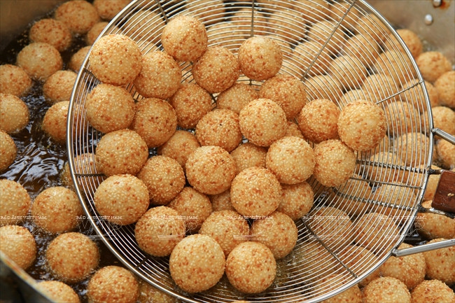 Las bolas cocinadas se escurren para que eliminar el aceite sobrante (Fuente: VNA)