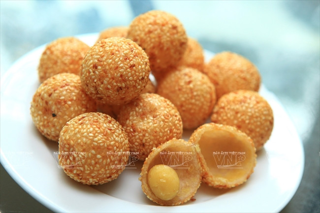 Las bolas de arroz glutinoso frito tienen un color amarrillo parduzco y la corteza fina. Salen dulces, carnosas y con un sabor característico (Fuente: VNA) Al servir las bolas de arroz glutinoso frito, salen crujientes, mezcladas con la dulzura de azúcar, el sabor carnoso de las judías verdes y el aroma del sésamo, lo cual hace que la gente nunca olvide estas tortas fritas de Hanoi, simples pero fragantes. En Hanoi, puede disfrutarse este plato en el restaurante tradicional Gia Trinh, No. 16A de la calle de Ly Nam De.