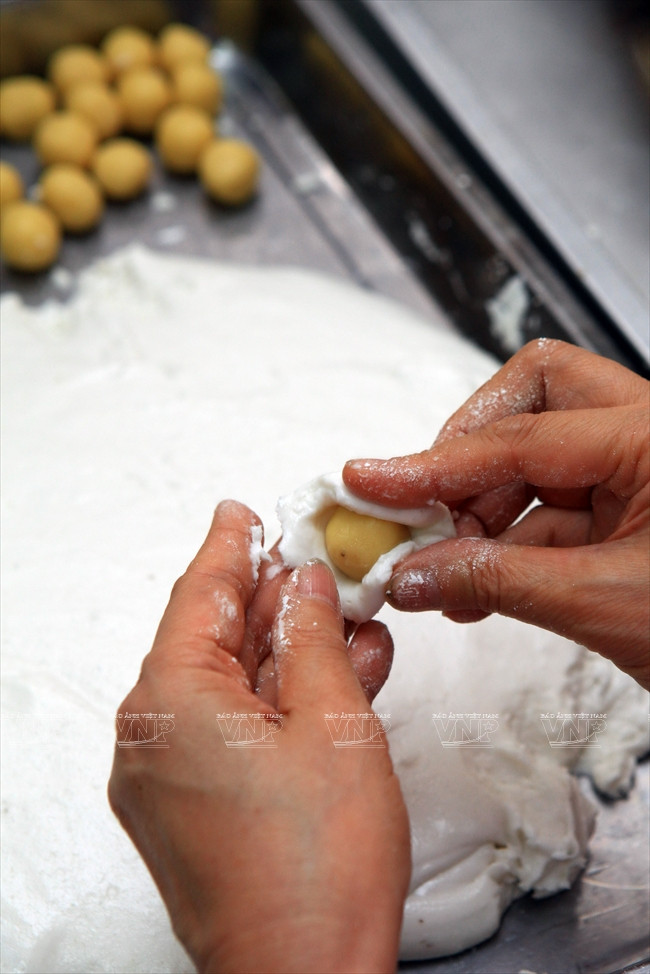 Preparando las tortas (Fuente: VNA)