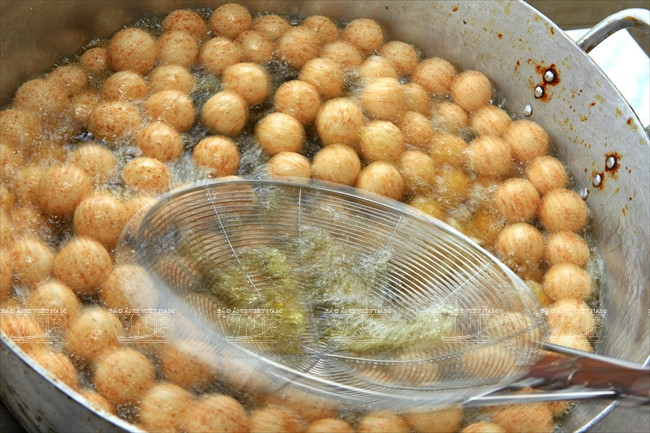 Al freír las tortas, hay que remover con frecuencia para que se cocinen bien y queden redonditas (Fuente: VNA)