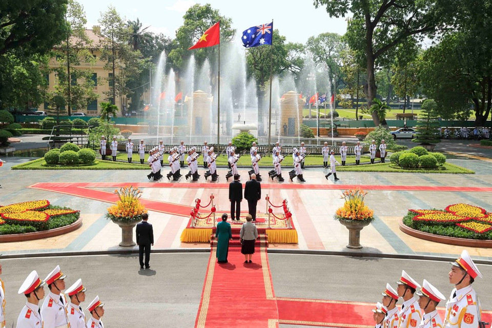 El presidente Tran Dai Quang y el gobernador general de Australia, Peter Cosgrove, en la ceremonia de bienvenida (Fuente: VNA)