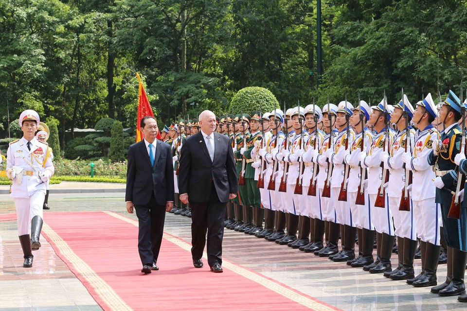 El presidente Tran Dai Quang y el gobernador general de Australia, Peter Cosgrove, revisan la guardia de honor en la ceremonia de bienvenida (Fuente: VNA) 