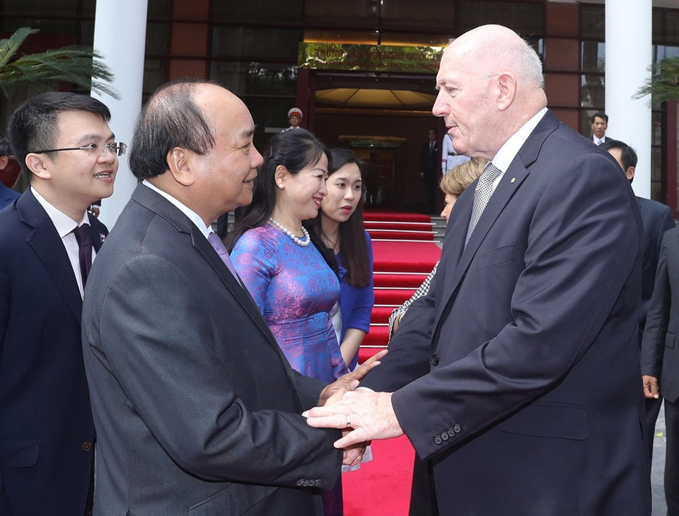 El gobernador general de Australia, Peter Cosgrove,(D) fue recibido por el primer ministro Nguyen Xuan Phuc (Fuente: VNA)