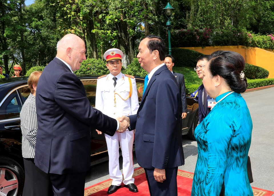 El presidente Tran Dai Quang (D) da la bienvenida al gobernador general de Australia, Peter Cosgrove. (Fuente: VNA)