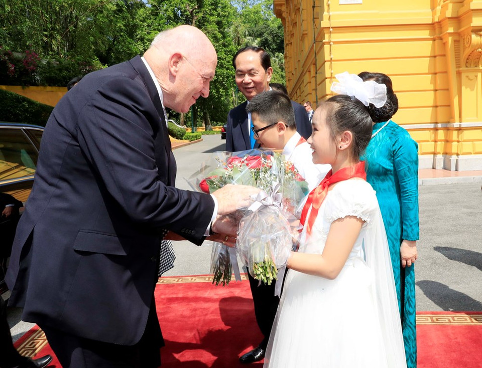 Los niños presentan flores al Gobernador General y a su cónyuge (Fuente: VNA)
