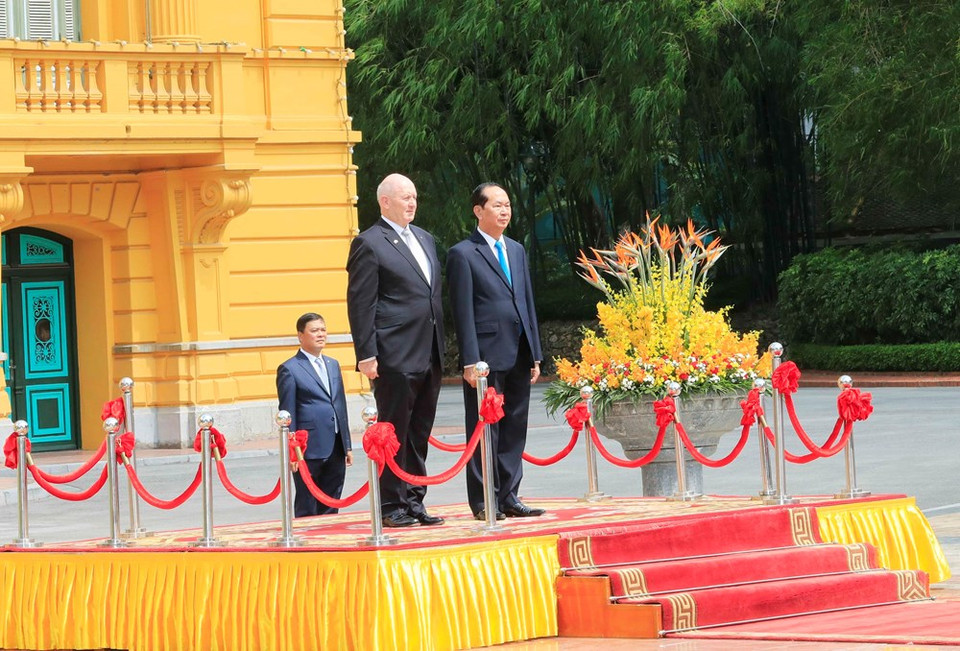 El presidente Tran Dai Quang y el gobernador general de Australia, Peter Cosgrove, en la ceremonia de bienvenida (Fuente: VNA)