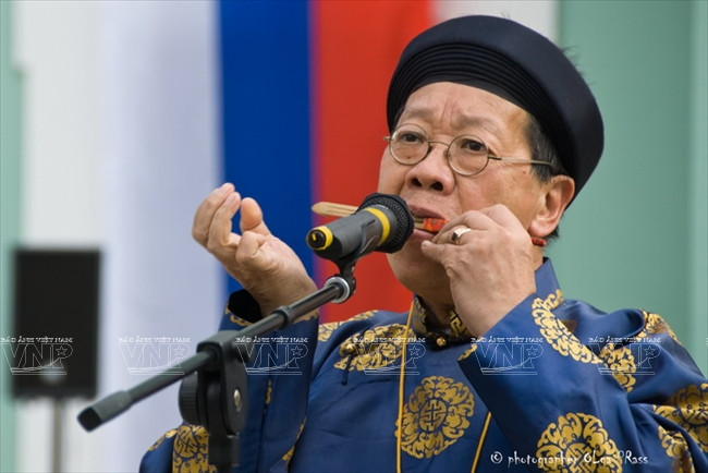 El artista vietnamita Tran Quang Hai ofreció performances con Dan Moi (instrumento idiófono de etnias minoritarias, parecido a la arpa de boca) en Guimet en 2006. (Fuente: VNA)