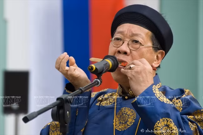 El artista vietnamita Tran Quang Hai ofreció performances con Dan Moi (instrumento idiófono de etnias minoritarias, parecido a la arpa de boca) en Guimet en 2006. (Fuente: VNA)