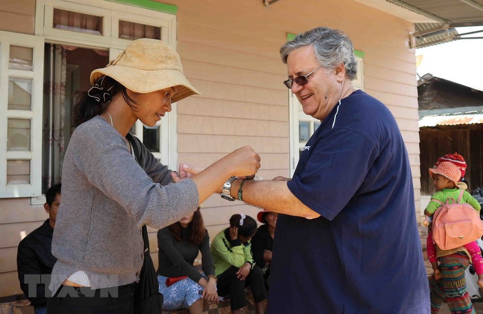 Rolan Co Lieng, una residente local, regala a un visitante una pulsera (Fuente: VNA) 
